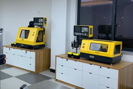 Máy cnc mini để bàn thực hiện công việc cắt